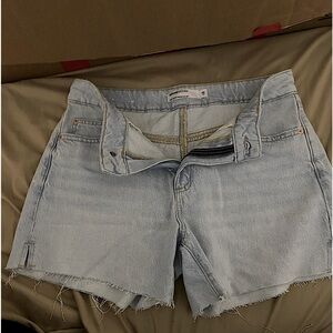 Cute Garage Jean Shorts~New w/o Tags. Super Flattering!🩵